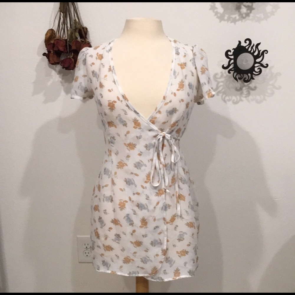 SOLD ON DEPOP—- Vintage RAMPAGE wrap dress